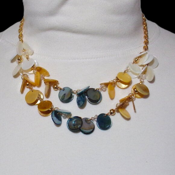 Multi color shell necklace and earring set in blue, beige, and white shell disk - Picture 5 of 12